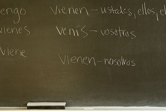 Spanische Wörter an einer Tafel