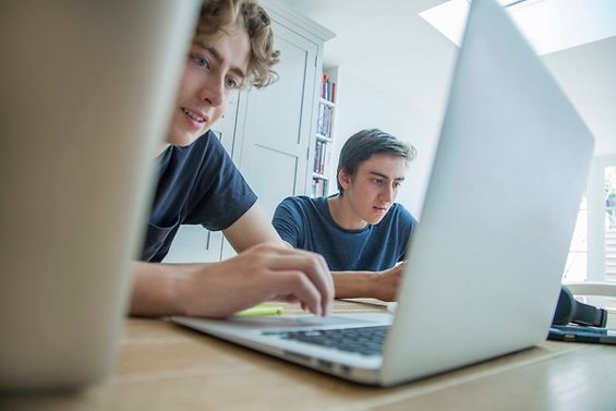Zwei Schüler arbeiten am Laptop.