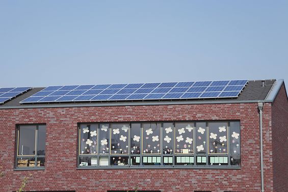 Mehrere Solarzellen auf einem Schuldach