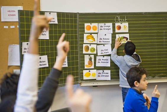 Kinder ordnen im Deutschunterricht Bilder das richtige Wort zu.