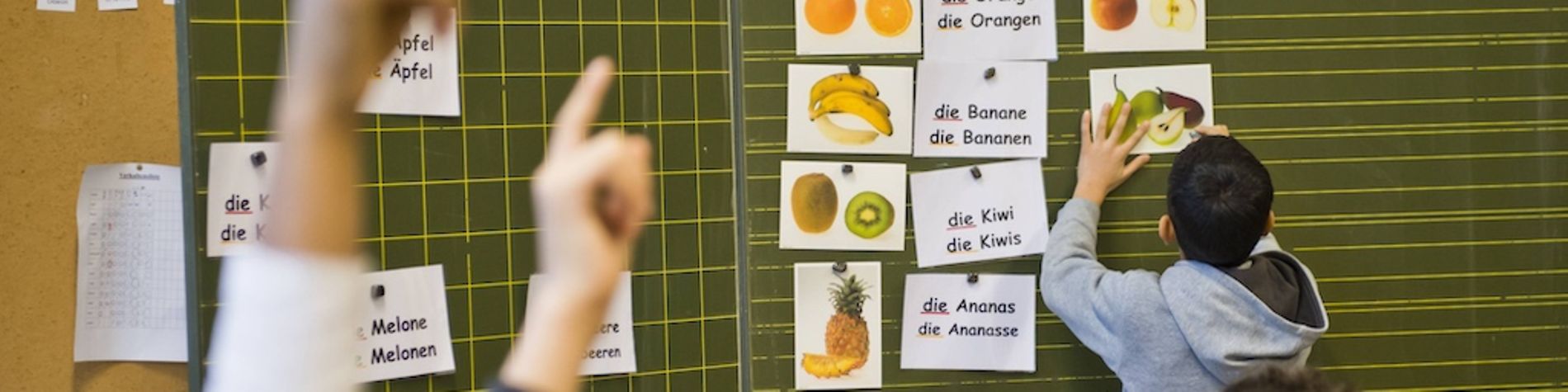 Kinder ordnen im Deutschunterricht Bilder das richtige Wort zu.
