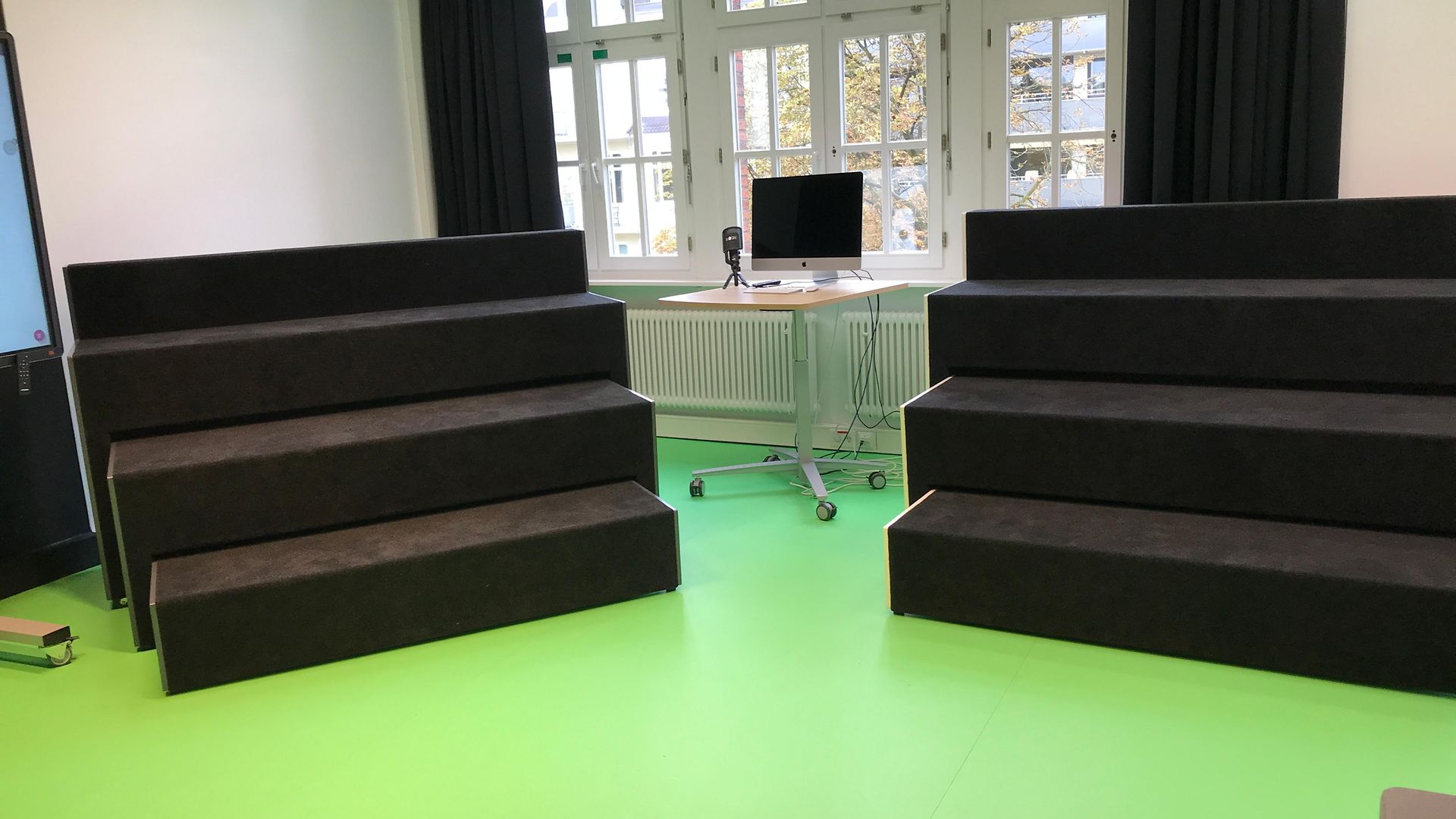 Blick auf die mobilen Möbel im Greenscreen-Raum