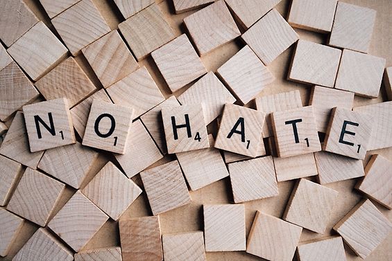Holzbuchstaben bilden das Wort No Hate.